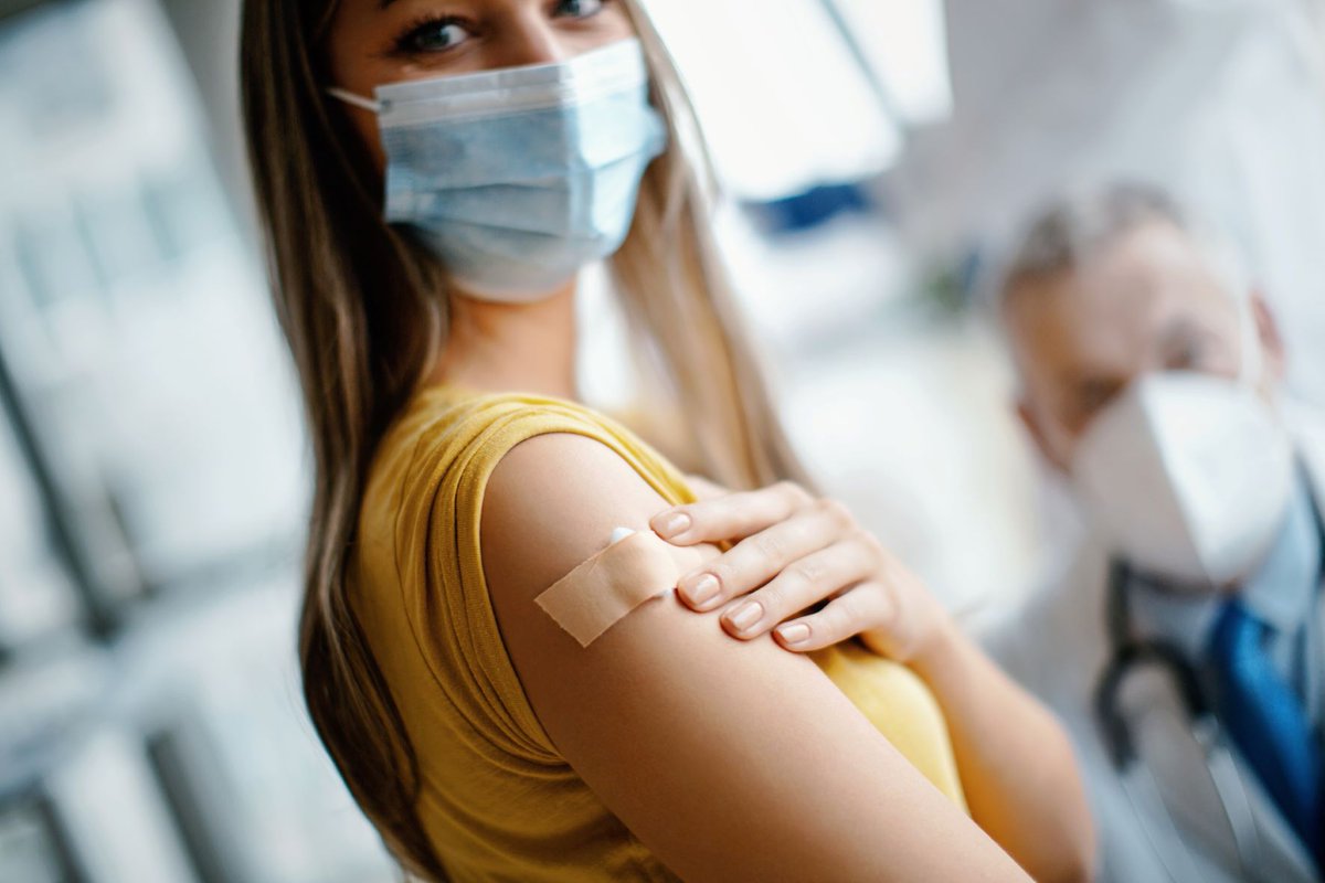 AZDHS's tweet photo. Today’s #COVID19 dashboard update adds 3,234 cases and 10 deaths. The approved vaccines offer the surest protection against a virus that continues hospitalizing and killing those who aren’t vaccinated. #RollUpYourSleeve https://t.co/pOgV1Vo618 https://t.co/roFT8QHZga