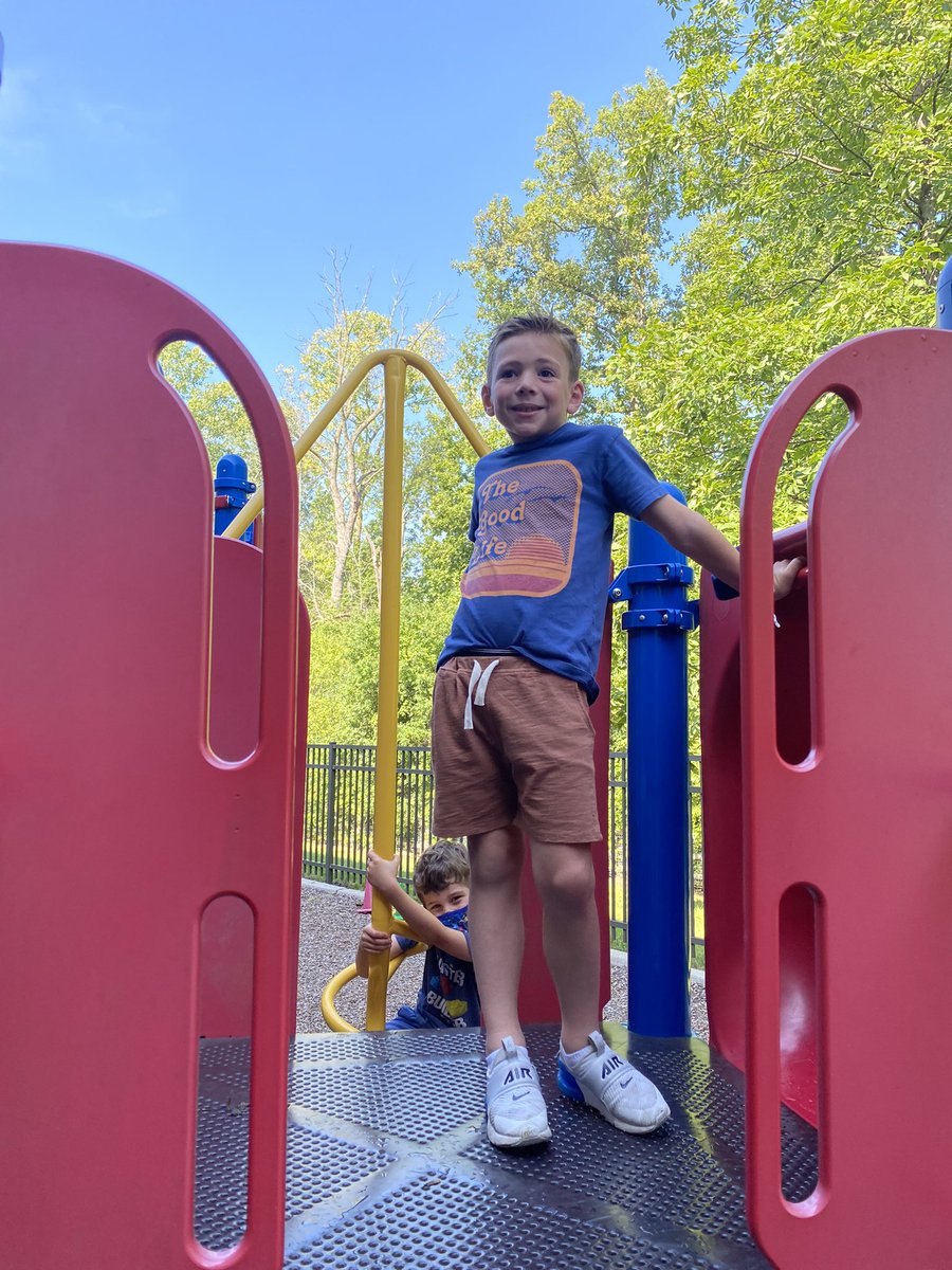 AmandaWilley5's tweet photo. The Willey Wonkas are off to a great start! We drew a self portrait, learned some routines and information about our classmates, and even snuck in an extra recess!! #Thrivein65 https://t.co/U2cRDcbk6W