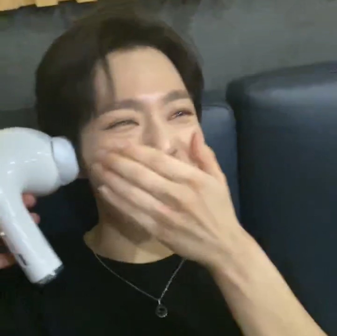 WoongTMI's tweet photo. 488. 멤버들이 준비한 생일선물 : 에어팟 https://t.co/RoyYYD4sgD