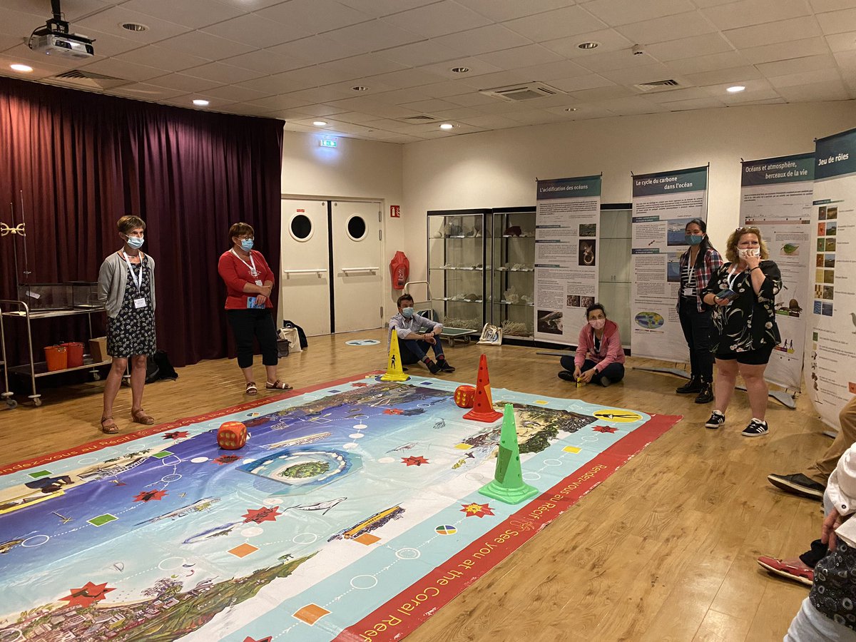 Oceanopolis_'s tweet photo. Mise en situation des 11 enseignants avec le jeu « #MARECO, le récif corallien entre nos mains » animé par les scientifiques de l’@ird_fr
👉 Informer et sensibiliser aux enjeux de la protection du récif corallien
#education #ocean #MerEducation #MerEduc21 https://t.co/sB3VxELVSh