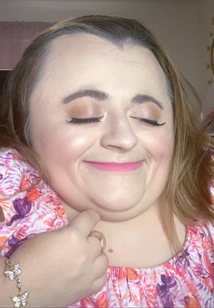 Makeup_Hannah15's tweet photo. Too glam to give a dang! 💯#motd💄 #ootd💕 #fullglam #boldlashes #nuteralglam #pinklipstick #simpleglam #makeupismypassion https://t.co/lUXz7dtevH