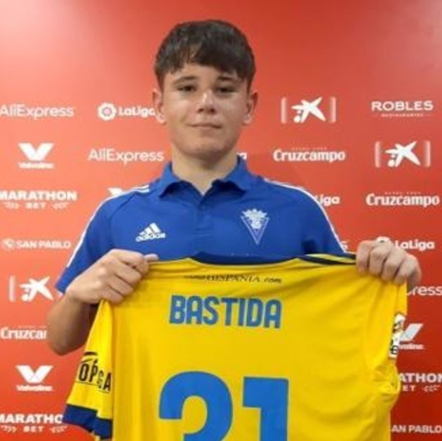 Continúan las buenas noticias para el ex-alumno de la <a href="/EFSanctiPetri/">E.F.Sancti Petri</a> . Ha sido citado por la Selección Española Sub-18 para disputar el XIV Lafarge Foot Avenir. Le damos desde aquí la enhorabuena a Álvaro y les deseamos que lo disfrute y que siga aprendiendo al máximo.