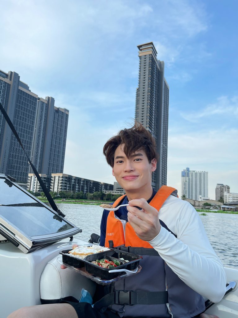 Winmetawin_USFC's tweet image. If you were to have dinner with win. What would you have? #DinnerwithWin @winmetawin #winmatawin