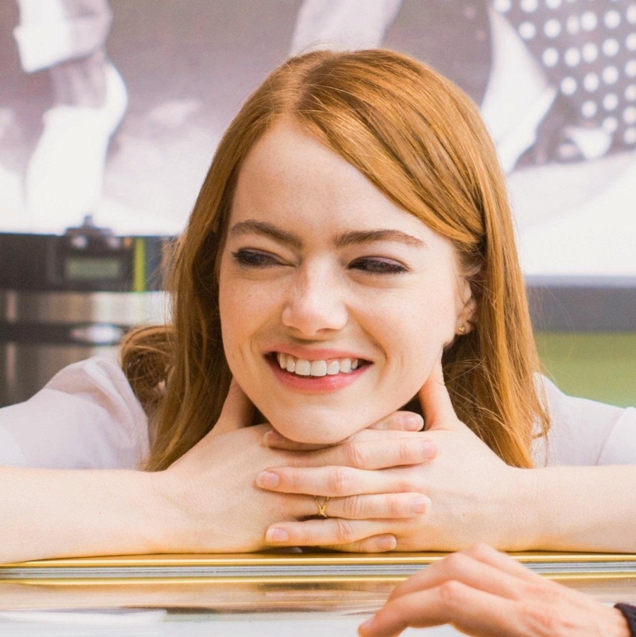 emma stone's manager on X: "emma stone's smile on the set of la la land  https://t.co/9yRaMK8bNC" / X