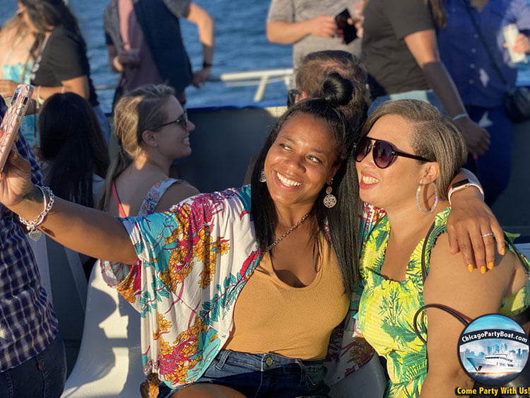 ChiPartyBoat's tweet photo. Summer isn't over until we say so! There's still room for the squad on our Labor Day Weekend Booze Cruises. Get out and take in the amazing Chicago skyline with some drinks. Make it the best holiday weekend ever. 
Use promo code "TWITTER" for a discount.
https://t.co/P5nwxkTGst https://t.co/RR23CSdj7m