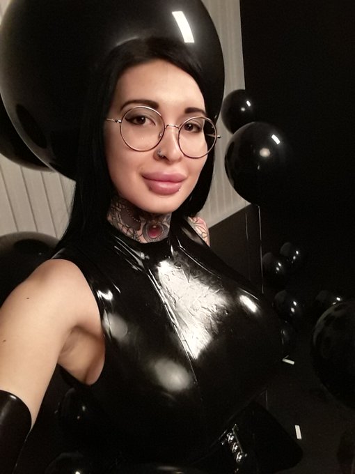 Watch Ariane Saint-Amour's leaked NSFW photo on TwXstars