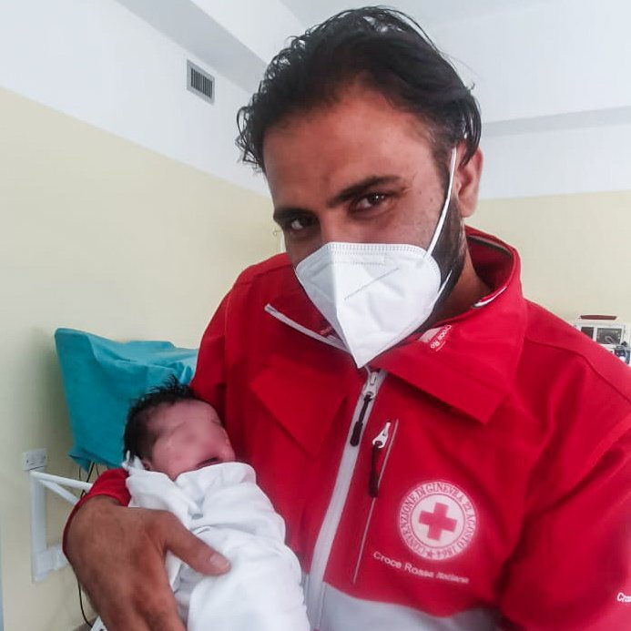 crocerossa's tweet photo. Lei è la piccola Hina, figlia di una delle donne afghane riuscite a fuggire da #Kabul.In Italia è stata accolta in una struttura militare in Abruzzo, seguita da volontari e operatori #CroceRossa a cui si è legata al punto da volerli con sé anche in sala parto 🥰 #UnItaliaCheAiuta https://t.co/LBK0cEjYpK