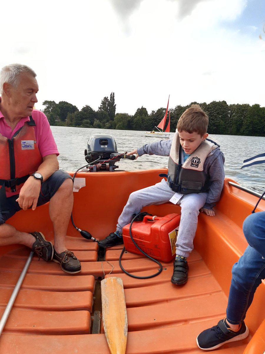 DSMendez79's tweet photo. @SwingatePrimary @JWilde88 @Miss_S_Hopkins a family day on the water and these two are taking charge ⛵ https://t.co/3L9iFMPuJr
