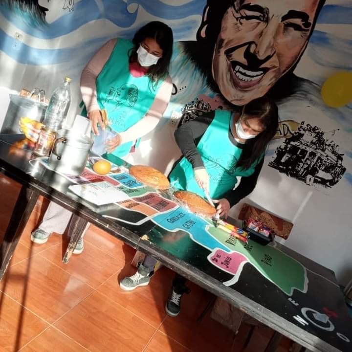 la_evaperon's tweet photo. Lxs compañerxs de virrey del pino realizaron una merienda para lxs vecinitxs. siempre con todos los recaudados necesarios para cuidarnos entre todxs. 😉🍗🍎
Te esperamos todos los lunes.
La patria es el otrx.
@ateneonkmatanza
#laferrere💚💚
#merienda
#solidariadad
#ateneonk https://t.co/u6HqibO3cp