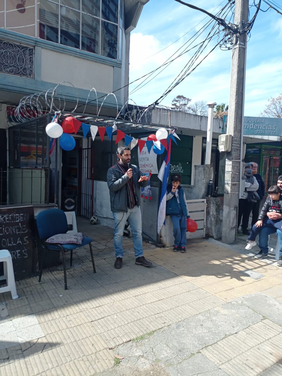 DCaggiani's tweet photo. De recorrida por el comité Zapican, Primero de Mayo y ahora Parque Posadas. Ya seguimos rumbo a la Coordinadora I. Mucho frenteamplismo encontrándose y pensando el futuro! #DiaDelComite https://t.co/UI55c4kjhY