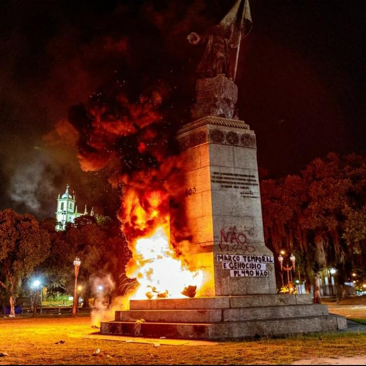 avozdaraca's tweet photo. NOTA DE REPÚDIO
Hoje a estátua do grande navegador, Pedro Álvares Cabral, foi incendiada por lacaios republicanos, ardilosos desordeiros, que sem um pingo de amor pelo povo brasileiro, depredam as augustas estátuas dos heróis desta pátria.
#VandalismoNão #Brasil #GuardaNegra https://t.co/OeiNRwBZs7