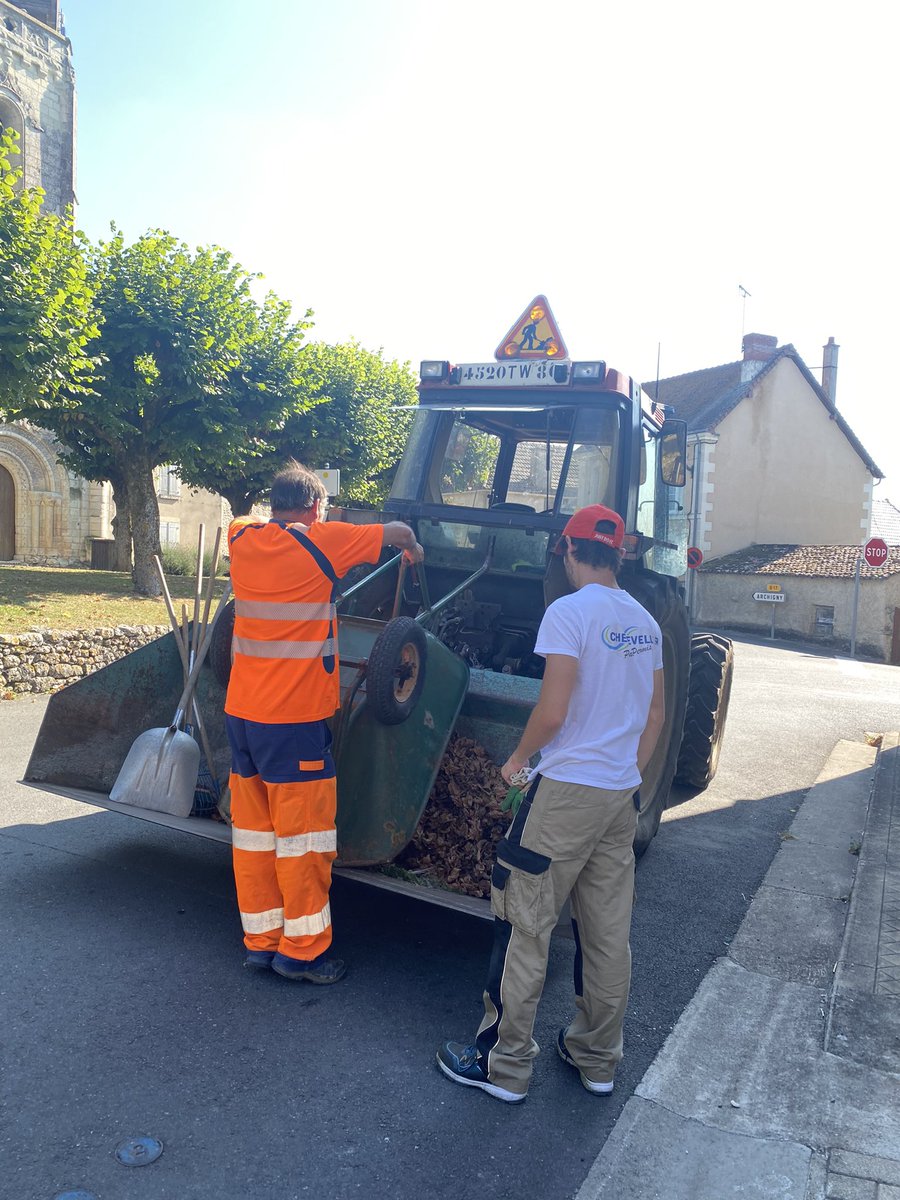 cyrilcibert's tweet photo. Point presse bilan du #Passpermis 
3 garçons et 2 filles ont bénéficié de cette aide de 900 euros versée à l’auto-école avec en contrepartie 50 h de travaux citoyen à effectuer pour la commune.
Une action gagnante, et, c’est aussi cela préparer les citoyens de demain. https://t.co/okyugCh8Yo