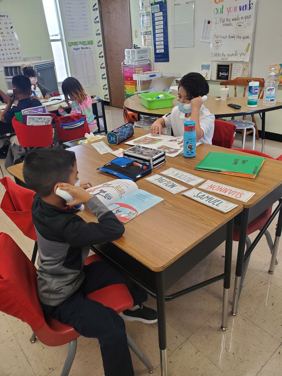 MsContreras3's tweet photo. We love independent reading in Ms. Contreras' class! @CorneliusElem https://t.co/OMrRg9itPA