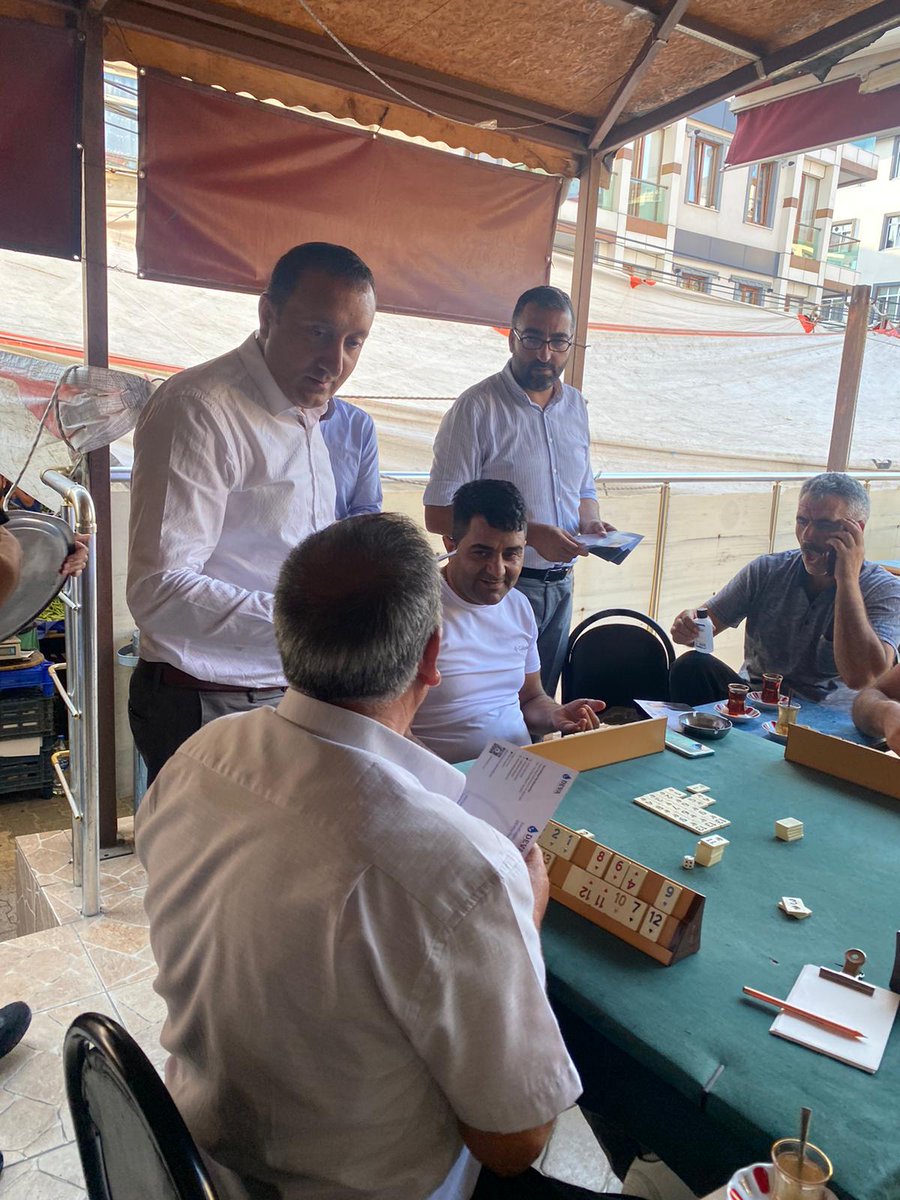 smsttnsarigul's tweet photo. 📍Akpınar Mahallesi
Kahve esnafımızı ve mahalle sakinlerimizi ziyaret ettik. Kötü giden ekonominin ve buna bağlı işsizliğin sonucu olarak, kahvehaneler tıklım tıklım.
.
#çözümdevada #devadaumutvar #Sancaktepe #KabulEtmiyoruz #devapartisi https://t.co/JujTIxPPRo