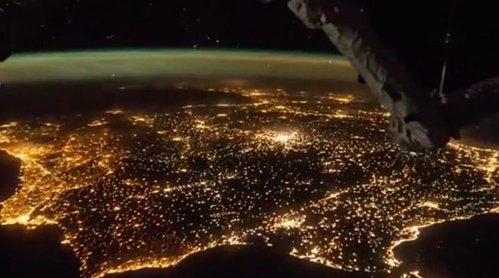 ¿Sabías que cerca del 85% de la población 🌍 no puede ver las estrellas?😱#ContaminaciónLumínica 
EL CIELO EXTREMEÑO ES ÚNICO🌌 PROTEJÁMOSLO
#ExtremaduraBuenasNoches #Astroturismo #TurismoSostenible #MiradoresCelestes #Starlight
🤝MANIFIESTO #SLOWLIGHT ▶️bit.ly/2WowSt2