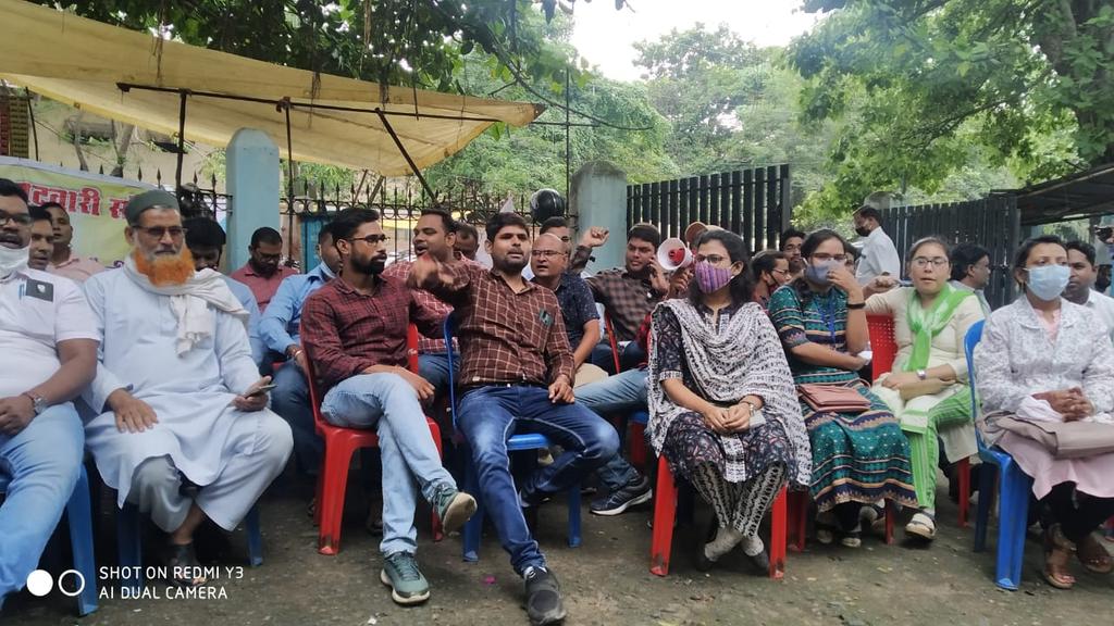 म.प्र. प्रदेश पटवारी संघ जिला जबलपुर के द्वारा पटवारी संवर्ग की न्यायोचित मांग के संबंध में निरंतर आंदोलन एवं संघर्ष जारी है....
#mppatwari_strike
