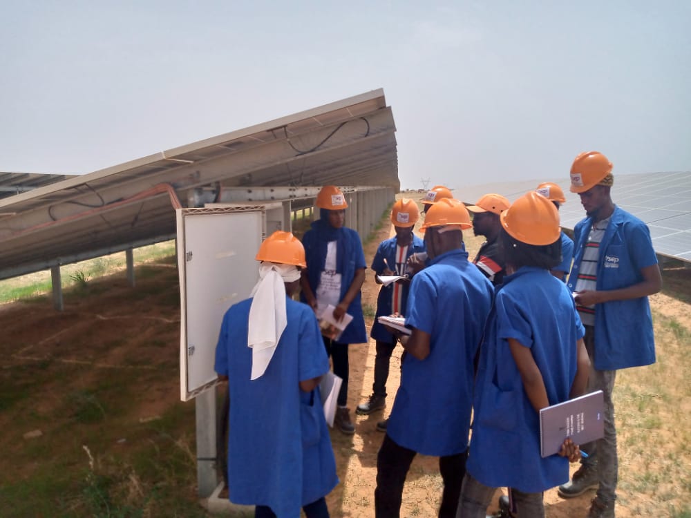 Immersion en entreprise : les apprenants de 2e année-ISPV s’imprègnent des pratiques de maintenance et des dispositions sécuritaires de la centrale #solaire de Bokhol | 👉bit.ly/3kriXe3 
#isepmatam 
#risep 
#Senegal