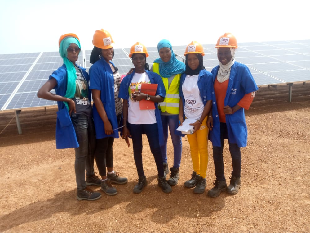 IsepMatam's tweet photo. Immersion en entreprise : les apprenants de 2e année-ISPV s’imprègnent des pratiques de maintenance et des dispositions sécuritaires de la centrale #solaire de Bokhol | 👉https://t.co/7rdxsZUYjP
#isepmatam
#risep
#Senegal https://t.co/mBqRBrC4YF
