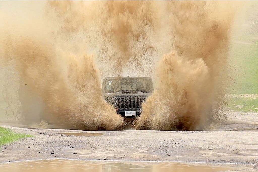 soloautos's tweet photo. Jeep JT Mojave 2021
La nueva Jeep JT Mojave es capaz de sortear cualquier obstáculo a muy buen ritmo y con mucha confianza
Todos los detalles de la prueba aquí 📰➡️ https://t.co/BdedopWwEM
@JeepMx #JTMojave #MudTest #Jeep #Offroad https://t.co/xqi9kiqaCl