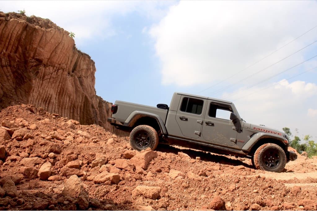 soloautos's tweet photo. Jeep JT Mojave 2021
La nueva Jeep JT Mojave es capaz de sortear cualquier obstáculo a muy buen ritmo y con mucha confianza
Todos los detalles de la prueba aquí 📰➡️ https://t.co/BdedopWwEM
@JeepMx #JTMojave #MudTest #Jeep #Offroad https://t.co/xqi9kiqaCl