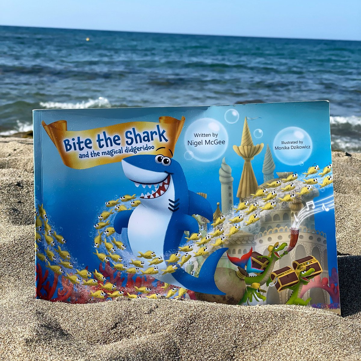 Bite takes a break.. 🏖☀️🌊🦈💙
#cretanmaliapark
#crete
#bitetheshark
#bitethesharkbook
#shark #sharkbook
#kidsbooks #childrensbooks #bookstagram