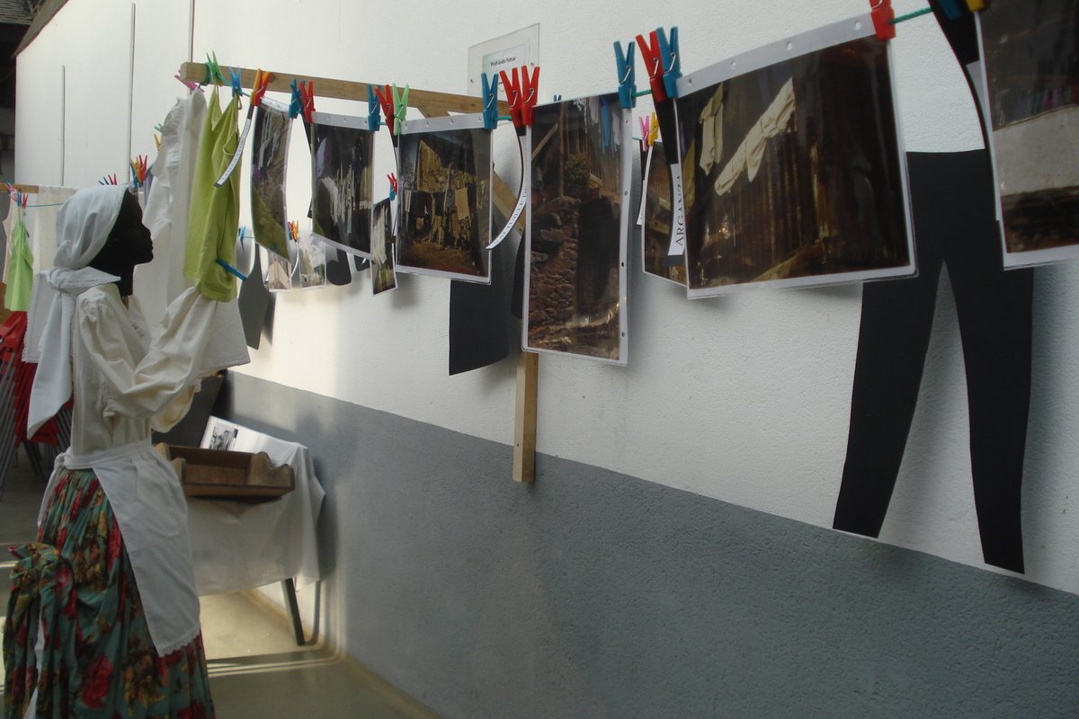 saropa22's tweet photo. La exposición fotográfica "ROPA TENDIDA, momentos de la vida cotidiana", continuará abierta hasta el 29 de agosto en la Plaza de Abastos de Cacabelos (El Bierzo). https://t.co/FHkqcsirRo