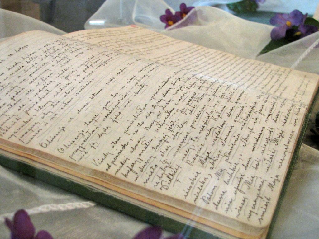 SantaFaustynaFR's tweet photo. "Ton devoir est d’écrire tout ce que je te fais connaître à propos de ma miséricorde au profit des âmes qui en lisant ces écrits seront consolées" v1693 #MiséricordeDivine ~ #SainteFaustine ~ #116Anniversaire 🎉🙏🕯⛪️ https://t.co/YXpOlM4rVL