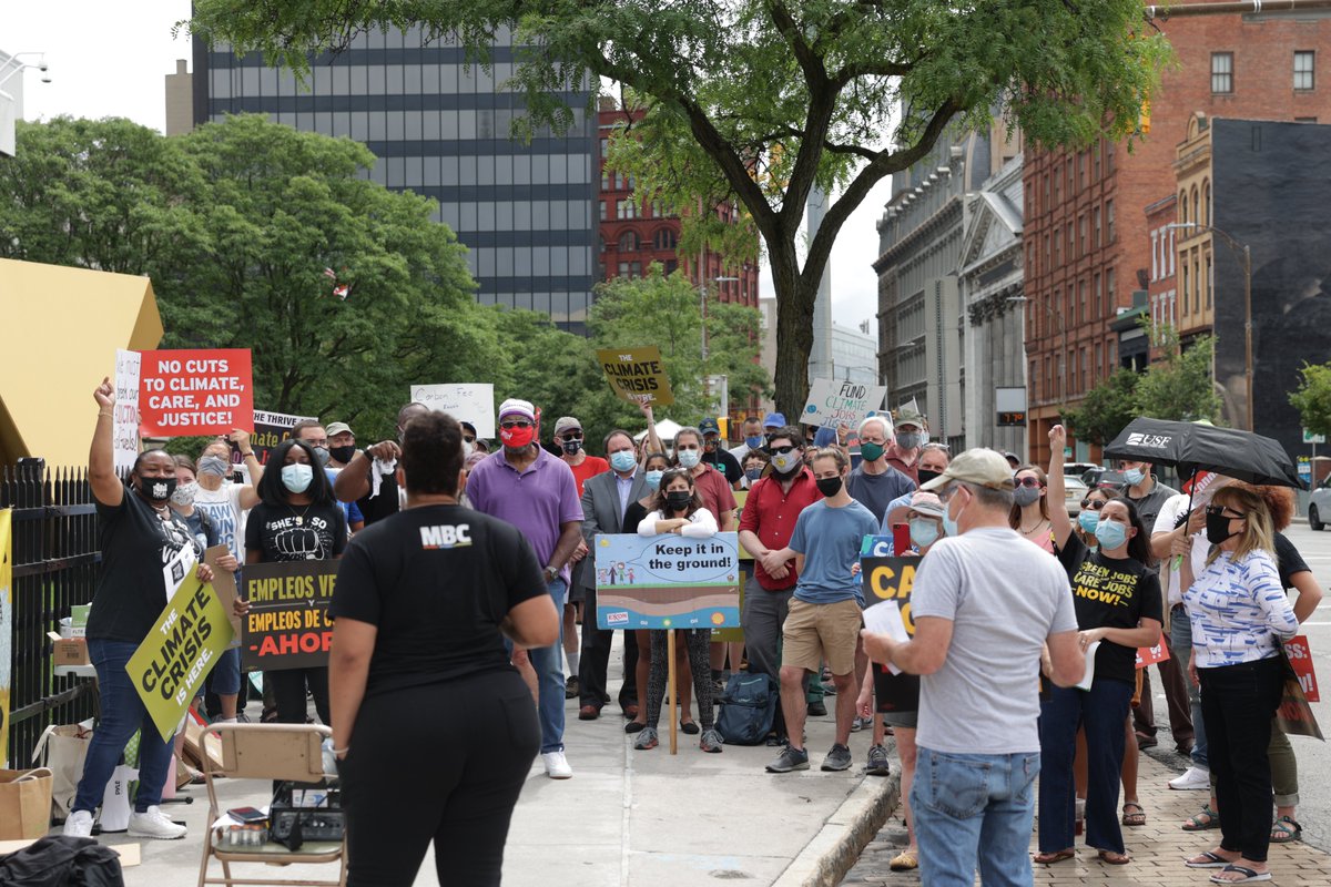 foe_us's tweet image. Every year, American taxpayers pay up to $15,000,000,000 in federal subsidies to industries destroying our climate.
 
That’s why Friends of the Earth activists are participating in actions across the country demanding legislators to #StopFundingFossils &amp;amp; end Big Oil handouts!