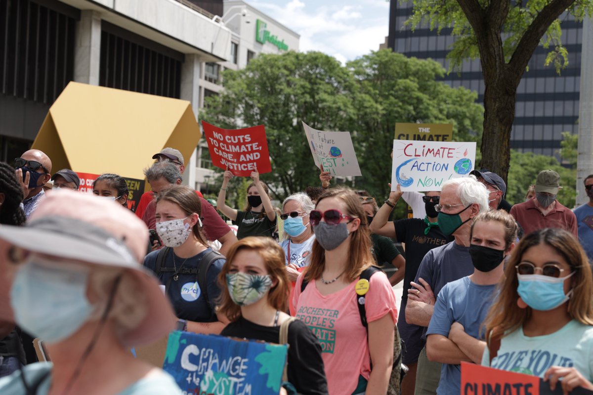 foe_us's tweet image. Every year, American taxpayers pay up to $15,000,000,000 in federal subsidies to industries destroying our climate.
 
That’s why Friends of the Earth activists are participating in actions across the country demanding legislators to #StopFundingFossils &amp;amp; end Big Oil handouts!