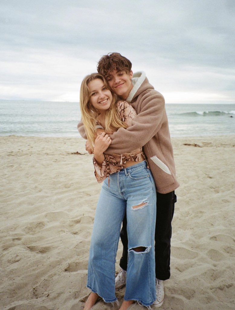 NoshBAccess's tweet photo. Hoje quem está fazendo aniversário é a Linsey, irmã do Noah! Esperamos que ela tenha um dia de muita alegria e diversão e que a mesma consiga conquistar todos os seus sonhos. Happy Birthday @LinseyUrrea! ❤️🥳 https://t.co/AVwzrr98zQ