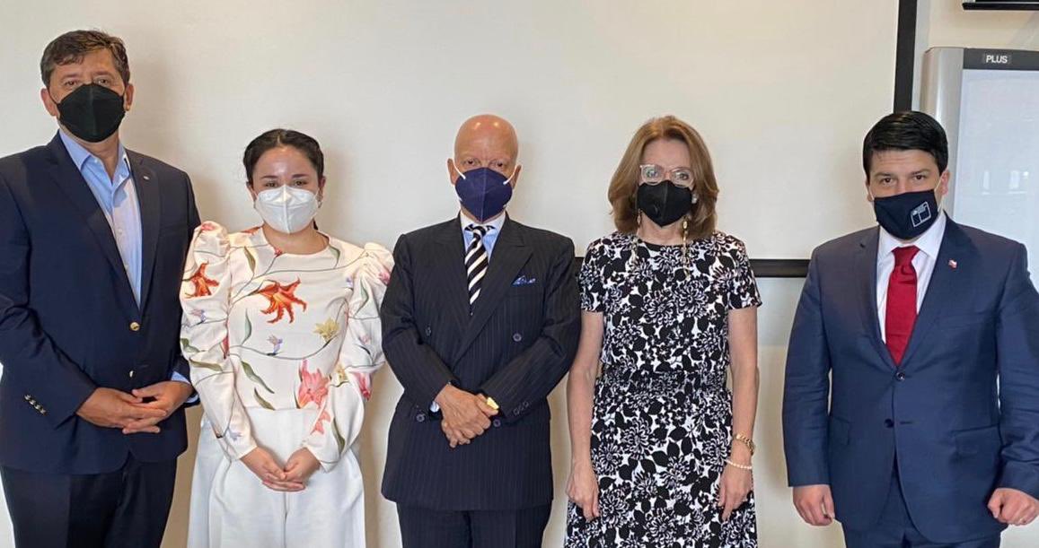 Director <a href="/CFJara/">Cristián Jara B.</a> se reunió con la ex Embajadora y Vicepresidenta de la Fundación Nasser, presente en diversos países de Centroamérica, para explorar iniciativas público privadas en beneficio de las escuelas República de Chile.#VisitaCentroamérica <a href="/Chile_Honduras/">Embajada de Chile en Honduras</a> <a href="/BarrigaLarrain/">Enrique Barriga Larraín</a>