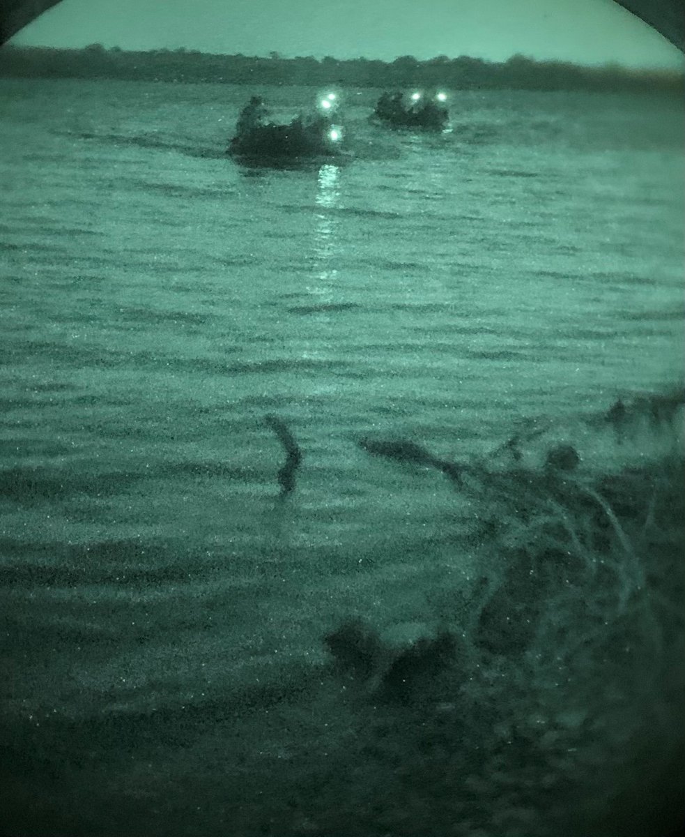 20thCBRNE's tweet image. U.S. Army Explosives Ordnance Disposal technicians cleared the way for combat engineers to place an improvised bridge across Milford Lake during wet gap training on Fort Riley, Kansas. 

dvidshub.net/r/ygearf

#enablinglethality #allhazards #WinningMatters #LibertyWeDefend