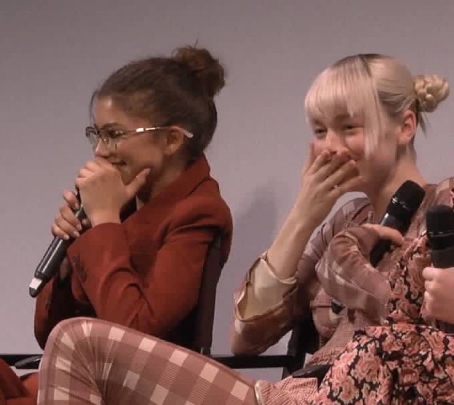 archivereact's tweet photo. zendaya hunter schafer holding in laughter laughing press interview conference https://t.co/FIlD5k0Sw2