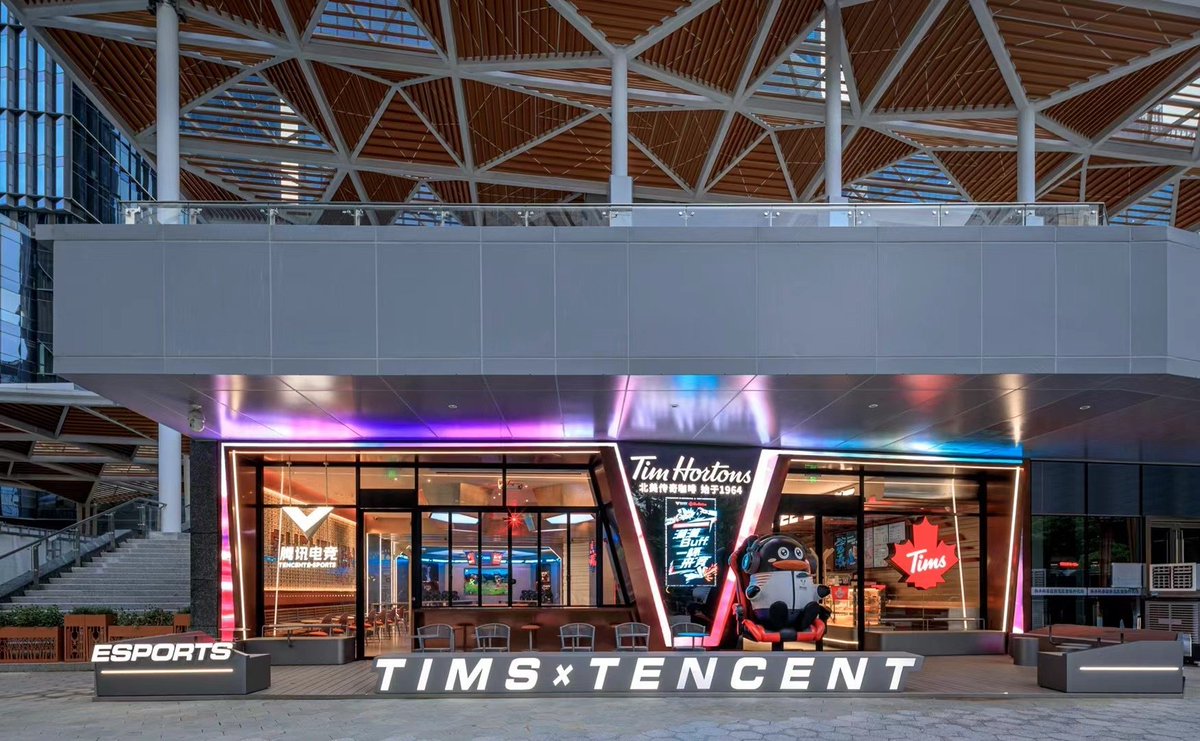 Dexerto's tweet photo. Tim Hortons &amp; Tencent Esports have opened a coffee shop centered around gaming and esports 👀

Via @ZhugeEX https://t.co/qYEfRXqq5p