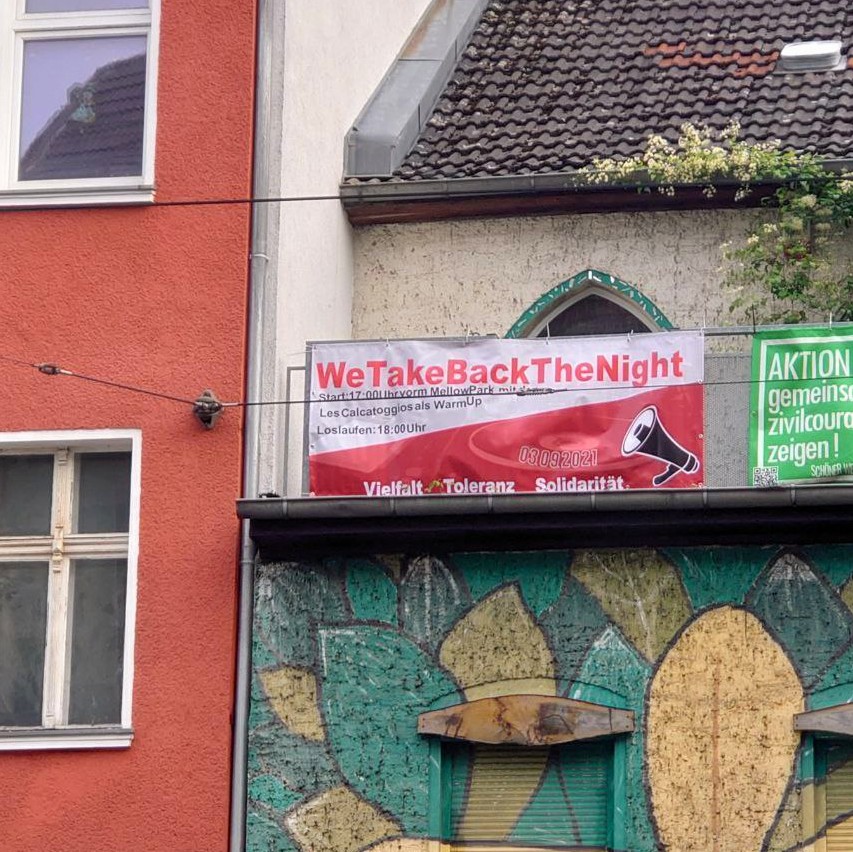 TanzDemo's tweet photo. Wow!
Unser erstes Banner hängt.
Danke an das Café Köoenick. 

Sei dabei!
Am 03.09.21 
Deine Stimme gegen Rechts
#WeTakeBackTheNight https://t.co/iInAdrdVkn