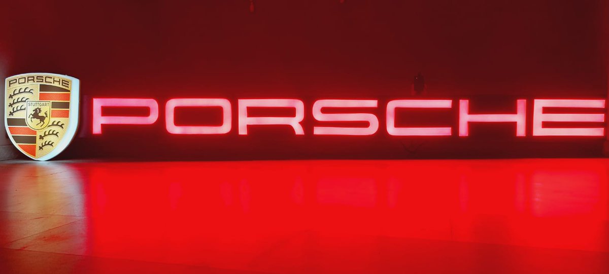 MemorabiliaExp's tweet photo. 2000s Porsche official dealership LARGE illuminated sign with Porsche shield

250 cm long x 35 cm high - weight: 20 kg

95" long x 14" high - weight: 42 lbs

It is a fantastic and rare display piece for your office, showroom, garage or man's cave.

Price: US$3,995 https://t.co/E79Y9oED1W