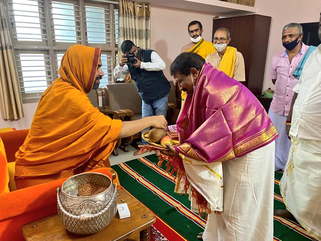 ShankaraPeetha's tweet photo. #ವಿಶ್ವವಿದ್ಯಾ_ಚಾತುರ್ಮಾಸ್ಯ ದ ಸುಸಂದರ್ಭದಲ್ಲಿ ಕರ್ನಾಟಕ ಸರ್ಕಾರದ ಮೀನುಗಾರಿಕೆ, ಬಂದರು ಮತ್ತು ಒಳನಾಡು ಜಲ ಸಾರಿಗೆ ಸಚಿವರಾದ ಶ್ರೀ ಎಸ್. ಅಂಗಾರ ರವರು ಶ್ರೀಸಂಸ್ಥಾನದವರನ್ನು ಭೇಟಿಯಾಗಿ ಆಶೀರ್ವಾದವನ್ನು ಪಡೆದ ಕ್ಷಣಗಳು.. https://t.co/ap7BB41Dke