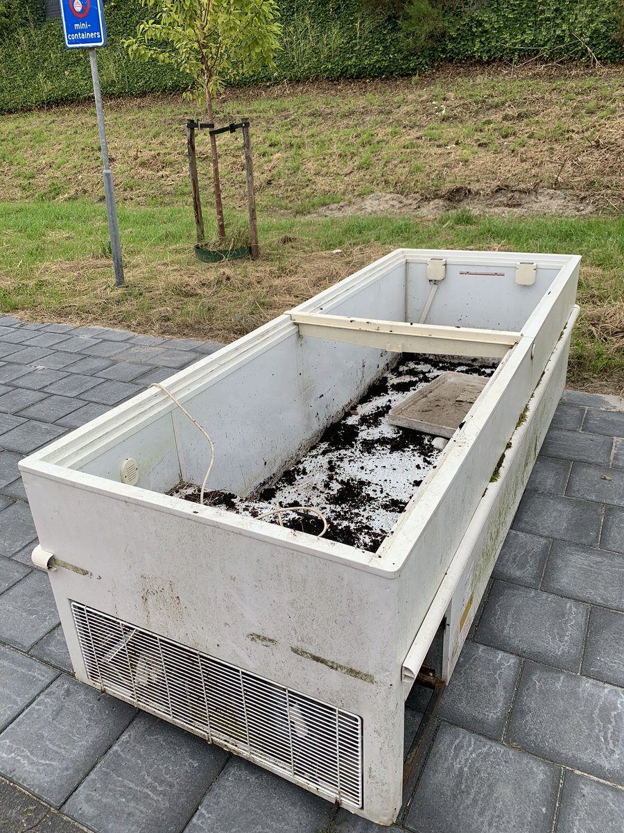Hextam's tweet photo. @almere weer een illegale vuilstort. Nu een grote vrieskist ofzo weer ter hoogte van pasar mamalmstraat. Almere Buiten. Misschien camera toezicht. #geenworldcleaningday https://t.co/Kr8fj85DK3