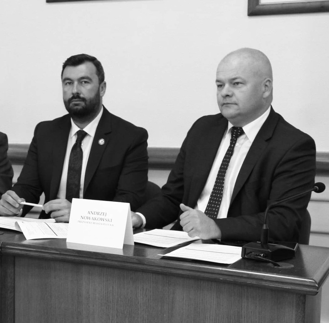 andrzej67976352's tweet photo. Wszyscy do końca mieliśmy nadzieję… Niestety, dziś nadeszła bardzo smutna informacja o odnalezieniu ciała tragicznie zmarłego Mariusza Bieńka, starosty powiatu płockiego.
Żonie, dzieciom i wszystkim bliskim Zmarłego składam wyrazy najszczerszego współczucia. https://t.co/S2sIkekNaR