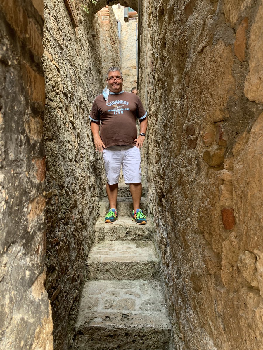 Cartolinformatk's tweet image. La via più stretta d’Italia e io ci sono passato…..