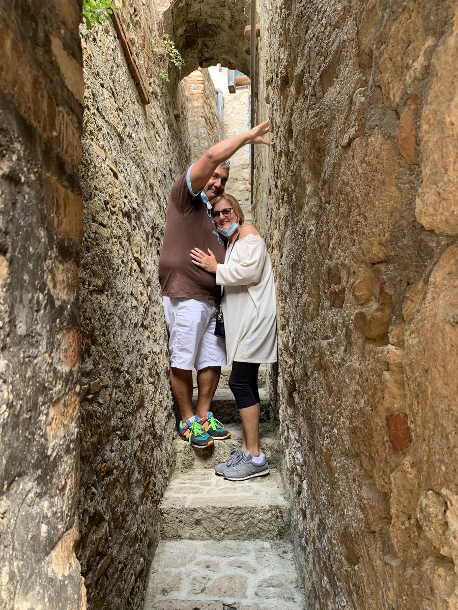 Cartolinformatk's tweet image. La via più stretta d’Italia e io ci sono passato…..