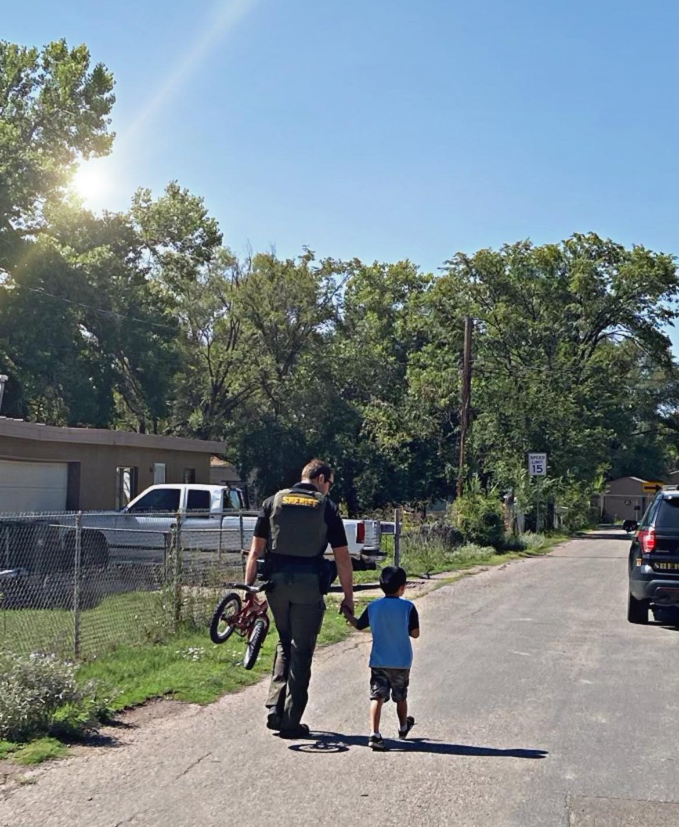 💥📣 𝐃𝐞𝐩𝐮𝐭𝐲 𝐒𝐡𝐨𝐮𝐭 𝐎𝐮𝐭 📣💥
facebook.com/BCSONM/photos/…
#communitypolicing #deputy #sheriff #GOBCSO #berncosheriff #sheriffdeputy #lawenforcement #feelgoodstories #share #policing #positively #kindness #compassion #duty #service #community #albuquerque #newmexico