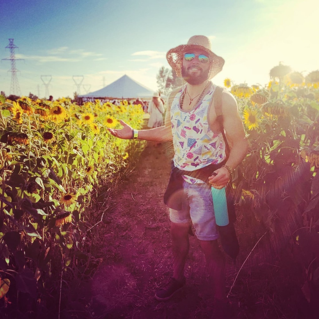 Just in case you hadn't gotten enough sunflower selfies from #BacktotheFarm yet.... Here's yet another! 😅
.
.
.
.
#BacktotheFarm2021 #livemusic #sunflowerfield #yannickmichaud #ygk #ygkmusic #bathontario #folkcanada  #ontariomusic #canadianmusician #… instagr.am/p/CTASNshAwxa/