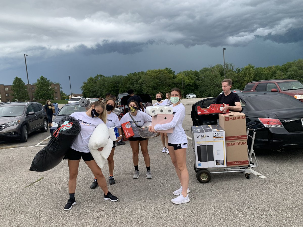 GriffonSoccer's tweet photo. Volunteering on freshmen move in day a success!! Can you tell we take directing traffic serious?
#GriffsInTheCommunity https://t.co/5Rbe2ZvTh2
