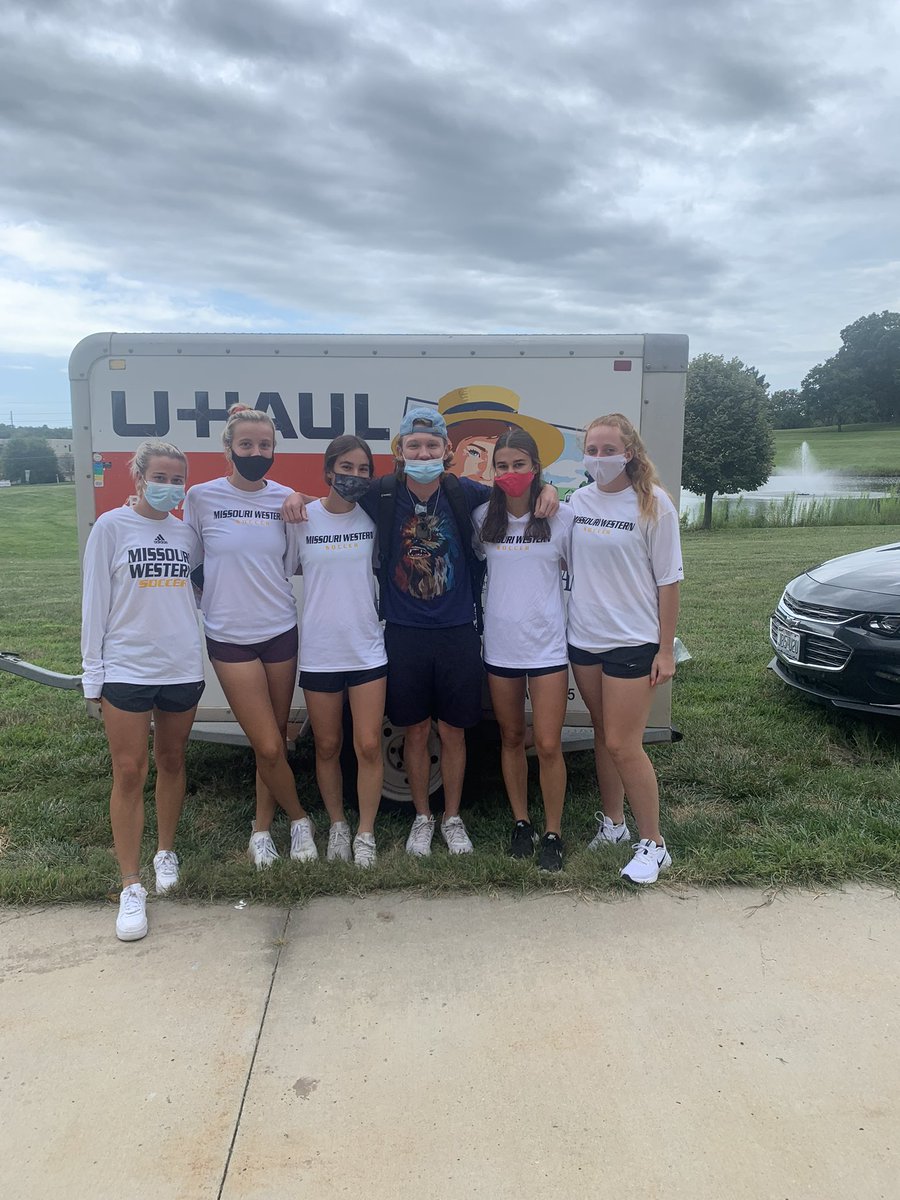GriffonSoccer's tweet photo. Volunteering on freshmen move in day a success!! Can you tell we take directing traffic serious?
#GriffsInTheCommunity https://t.co/5Rbe2ZvTh2