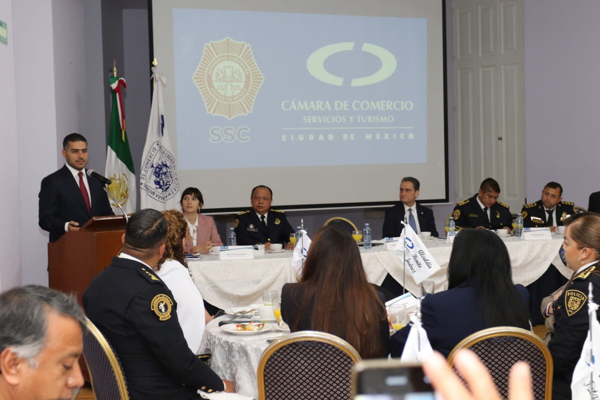 OHarfuch's tweet photo. Agradezco la invitación de Nathan Poplawvski a la reunión con los representantes de @CANACOMexico en las 16 alcaldías, para lograr una comunicación directa con nuestros mandos regionales. Esto fortalece la respuesta  a los comercios y negocios de las distintas zonas de la #CDMX https://t.co/69lJ3Tb1Cc