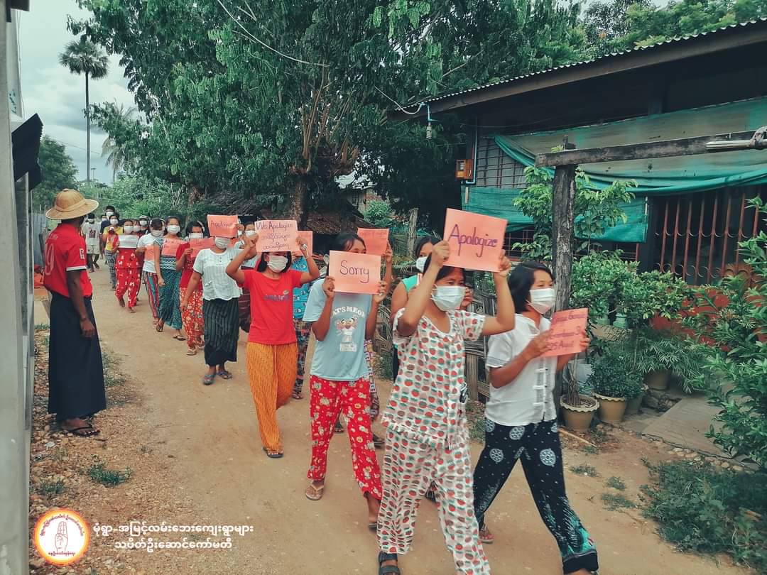 William78013759's tweet photo. Residents from villages near Monywa_Amyint Road marched by holding slogan saying “Sorry” “Apologize” for oppressed ethnics including Rohingya, commemorating the 4th anniversary of Rohingya Genocide committed by SAC. #Aug25Coup  #WhatsHappeningInMyanmar https://t.co/TQcxKGSUII