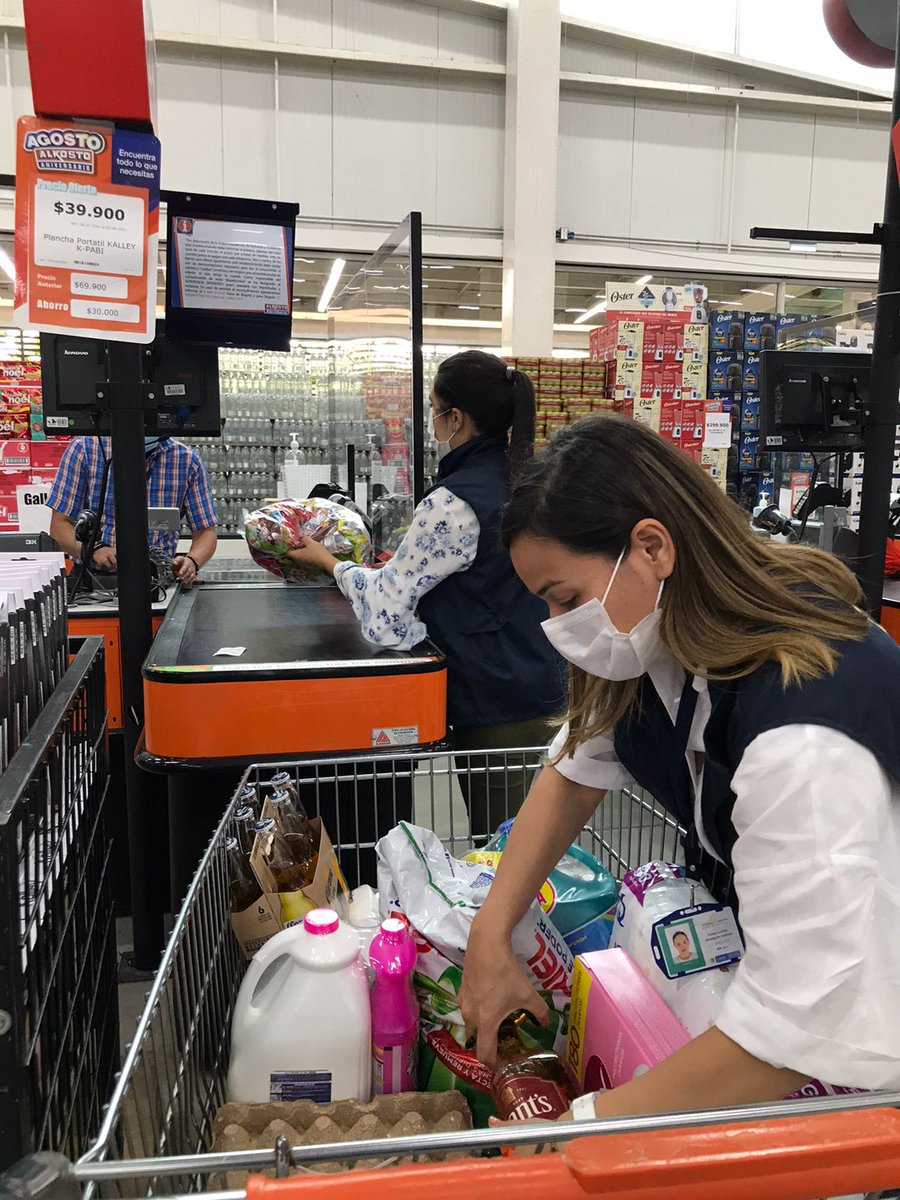 sicsuper's tweet photo. Funcionarios de la @sicsuper adelantan visitas en grandes superficies comerciales de 📍Cali. El objetivo es verificar que se cumpla con la protección de los derechos del consumidor. https://t.co/17y7cyplB4