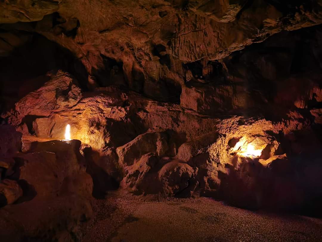 Kents_Cavern's tweet photo. Did you know that Stone Age tools found in #KentsCavern & on Lincombe Hill contributed to the name of a culture dating 43,000 years ago? 😮 The Lincombian-Ranisian-Jerzmanowician was a culture characterised by leaf points made on long blades, thought to be by the Neanderthals. https://t.co/U8nheq3KzD