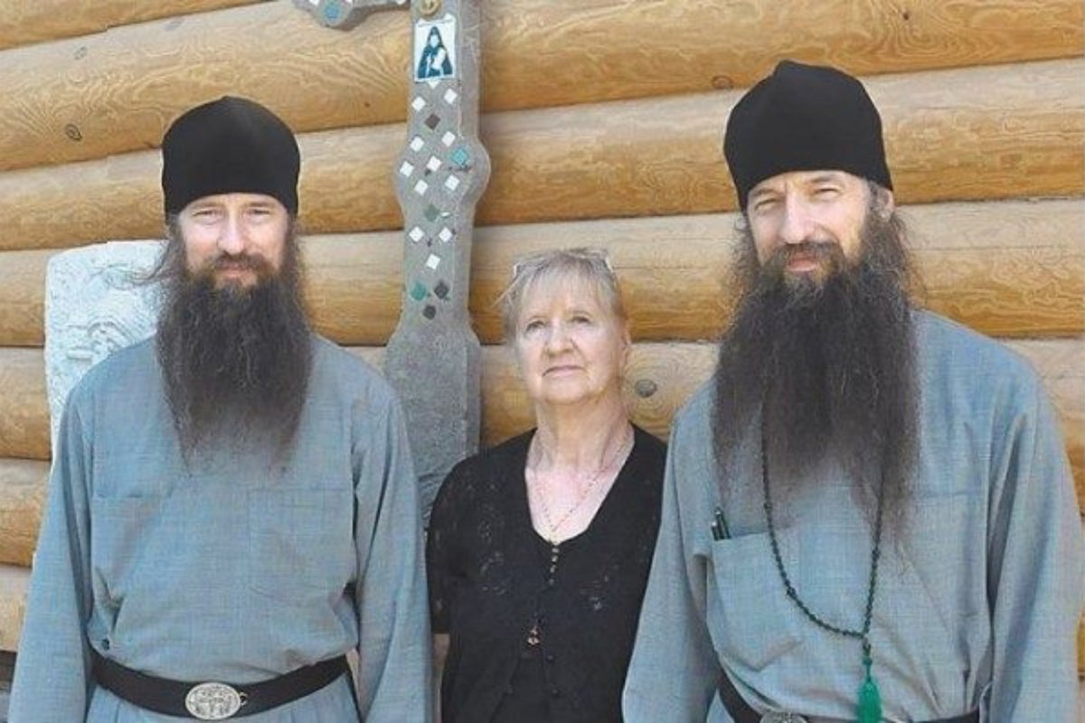 братьями священниками